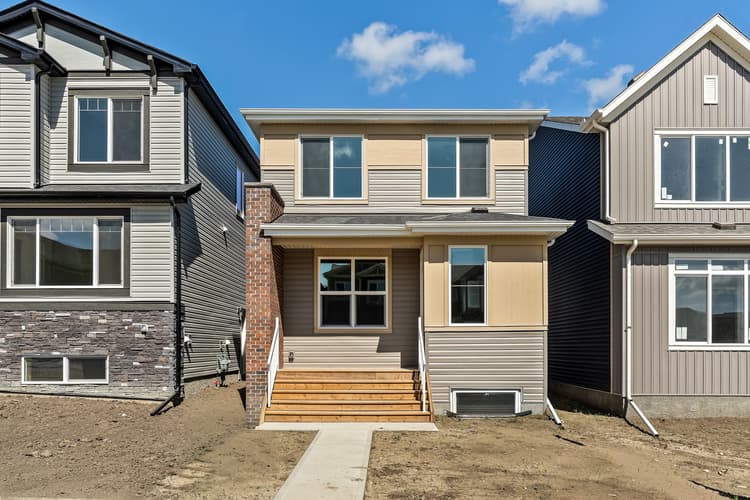 834 Livingston View NE